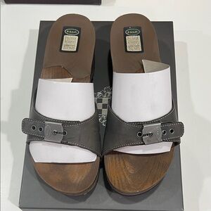 Dr. Scholl's Gray and White Buckle Sandals